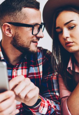 Tartışma Web sayfası, sosyal ağlar birlikte kahve dükkanında dinlenme ortak fotoğraf paylaşımı iletişim ve erkek arkadaşlarım tarama smartphone cep telefonu ile online rezervasyon yaparken sahip çift