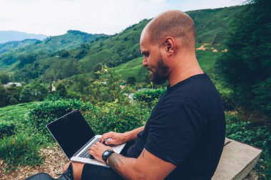 Bilgi alanı açık havada yüksek tepede bankta oturmuş internet siteniz için sahte ile modern netbook klavye yazarak dalgın sakallı erkek serbest meslek wit geen dağların güzel sahne