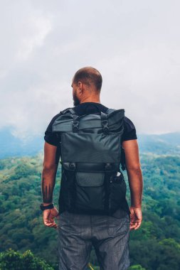 Arkadan görünüşü dağın tepesinde duran ve Treklerimiz macera yaşam tadını çıkarırken Asya ortamında yağmur ormanları ve yeşil manzara şaşırtıcı sahne hayran seyahat delikanlı sevgilisi