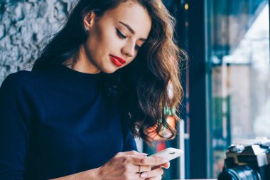 Sohbet Online modern cep telefonu wifi alanına kahvehane iç vintage fotoğraf makinesi masada oturan meslektaşı ile güzel ve genç birbayan. Kopyalama alanı alanı reklam metin iletinizi için