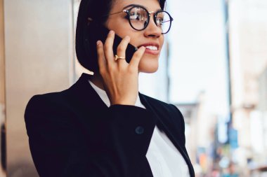 Gelen telefon aramasını modern şehir Metropolis'te lezzetli kahve ile gezinme üzerinde cevap gözlük müreffeh profesyonel avukat görüntü kırpılmış. Neşeli kadın bankacı cep üzerinde konuşuyor