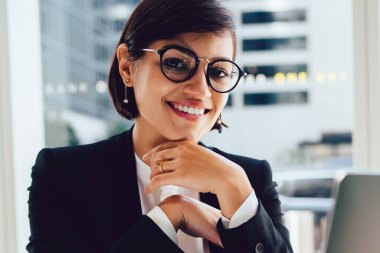 Neşeli işkadını Cafe müreffeh kariyeriyle tatmin uzak iş dizüstü bilgisayarda yazılım güncelleme portresi. Başarılı bir tüccar laptop oturan kamera gülümseyen şık resmi aşınmaya
