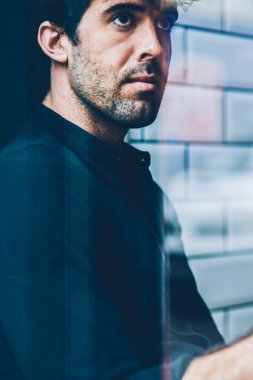 Siyah gömlek düşüncesinde coworking içinde dinlenme ilginç bir hikaye yazma giyinmiş düşünceli gencin Resim kırpılmış. Düşünceli erkek developig kendi iş projesi fikirler üzerinde durulması