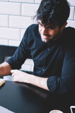 Pozitif öğrenci kayıtlarını dijital netbook aygıt şık kafede oturan iş webinar izlerken sırasında yazma. Neşeli sırasında video dersler eğitim uzmanı