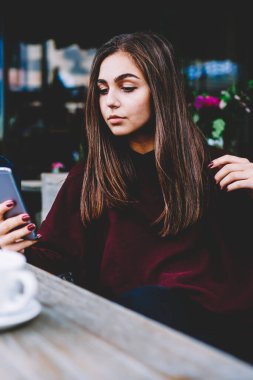 Çift birlikte kafeste vakit aşık gerçek iletişim araçları, kullanma görmezden hippi kız online sevgilisi cihazlara bağımlısı mobil sohbet sohbet ettiğinizi sıkılmış