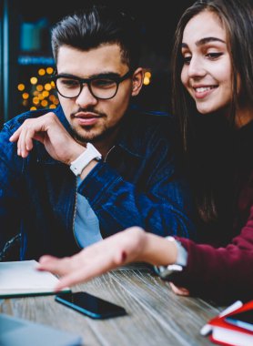 E-öğrenme erkek, kadın ve erkek meslektaşları bilgi analiz sınavlarına hazırlanıyor netbook üzerinde tarama araştırma yapma vakit ise dizüstü bilgisayarda işaret gülümseyen genç kız