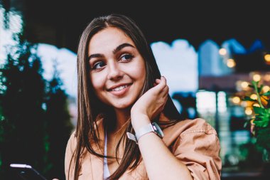 Mutlu genç kadın manifatura iletileri kafe iç giyim serbest zaman sırasında smartphone kullanarak sosyal ağlar sohbet içinde şirin hippi kız gülümseyerek Wi-Fi erişimi ile mobil oturan