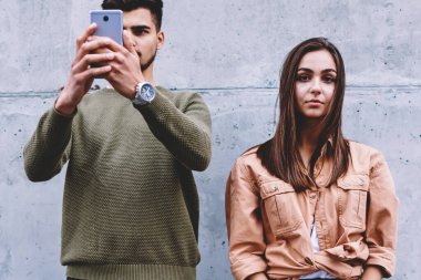 Arkadaşlarım Instalar gerçek iletişim görmezden promosyon arka plan duvar, sevgilisi sosyal ağlar aygıtları ve internet bağımlısı sohbet ederken hippi kız duygu bıkkın