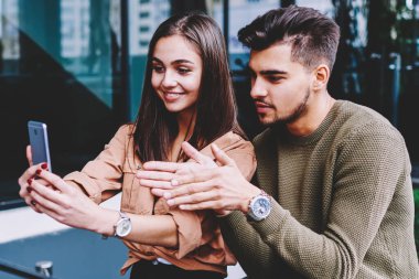 Fotoğraf makinesinde ücretsiz birlikte açık havada, vaktinizi smartphone mutlu çift aşık selfie sosyal ağlar sonları tarihte eğleniyor paylaşımı için poz fotoğraf çekimi gülümseyen arkadaşlarım