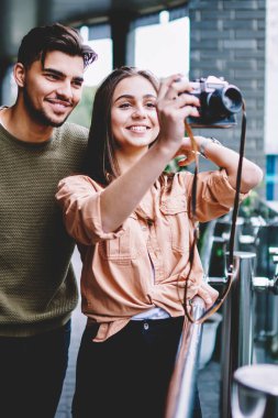 Romantik Çift birlikte yapmak aşk harcama zaman içinde kentsel ayarları üzerinde eski vintage fotoğraf makinesi duran genç hipster adam kız tarihi zevk retro ekipman fotoğraf çekmek öğretim fotoğraf