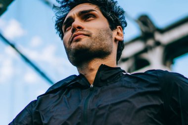 Sporcu görünümü altında aktif giyim kentsel ortamda hızda çalışan iş için giyinmiş. Aktif giyim açık havada Köprüsü'nde sağlıklı canlılık için eğitim motive erkek koşucu