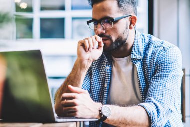 Düşünceli bu ağ, düşünceli erkek öğrenci öğretmen web sitesi online dizüstü bilgisayar yolu ile öğrenme üzerinde izlerken dosya indirmeyi netbook üzerinde yazılım hataları sabitleme hakkında düşünme geliştirici