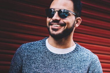 Neşeli hipster adam zevk eğlence açık havada bloglama ağlar üzerinden smartphone, trendy giyinmiş adam göndermesini hücresel ayakta kentsel ayarları yakınındaki via tanıtım vardır arkadaşıyla Sohbet