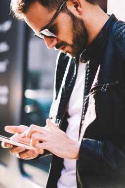 Smartphone uygulama açık havada'ı erkek arama bilgi Resim kırpılmış, modern telefon vakit üzerinde kentsel ayarları aracılığıyla web sayfasında online yapma hipster adam rezervasyon