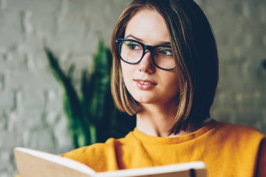 Ünlü yazar tarafından yazılmış kitabın ilginç arsa üzerinde düşünme şık optik gözlük düşünceli zeki öğrenci. Genç kadın uzak bestseller okuma sırasında seyir kısa saç kesimi ile durulması