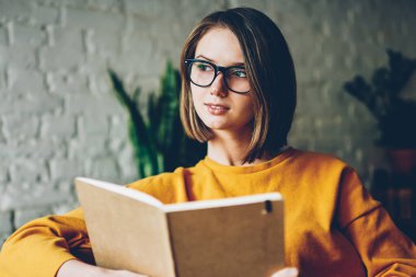 Ünlü yazar tarafından yazılmış kitabın ilginç arsa üzerinde düşünme şık optik gözlük düşünceli zeki öğrenci. Genç kadın uzak bestseller okuma sırasında seyir kısa saç kesimi ile durulması