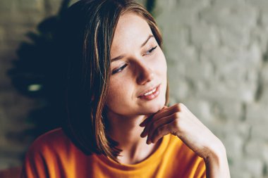 Kafede lezzetli kahve ile oturan gelecekteki proje planlarını yazmaya kısa saç kesimi rüya ile düşünceli öğrenci. Pencereden dışarı bakıyor ve hedefleri üzerinde düşünme düşünce gülümseyen öğrenci