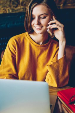 Güzel öğrenci hesabı bankacılık hizmeti işleci ile cep üzerinde konuşurken bilgisayarda çalışma. Çekici Bayan laptop eğitim sırasında cep telefonu konuşmayı