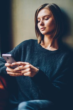 Şık kadın blogger ile smartphone aygıt boş vakit rahat coworking uzayda ücretsiz yüksek hızda 4 g internet bağlantısı ile online ödeme yapma kısa saç kesimi