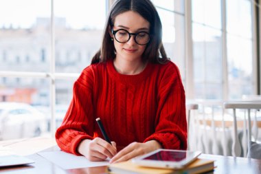 Genç hippi kız internetten bilgisayar öğreniyor, gözlüklü çekici kadın blogcu kafeteryada vakit geçirirken iş hakkında makale yazıyor.