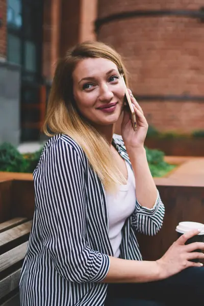 Güzel görünümlü, başarılı hippi kız arkadaşıyla buluşmaktan bahsediyor. Akıllı telefon uygulamasını gezmek için kullanıyor. Kaygısız, güler yüzlü bir kadın cep telefonuyla olumlu bir konuşma yapıyor.