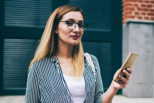 Kafkasyalı genç bir kadın kameraya bakıyor. Elinde yeni akıllı telefonuyla bekleyen bir arkadaş. Moda elbisesi içinde tasasız, güzel bir yeniyetme kız.