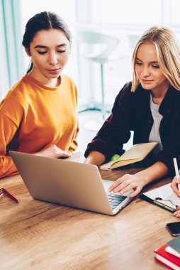Birlikte modern dizüstü bilgisayarda office iç 4 g bağlantısıyla çalışan dalgın genç kadın browding internet sitelerine ilginç bilgiler yeni iş yaratmak için arama planı