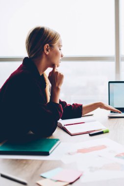 İki yetenekli öğrencilerin eğitimi yolu ile yüksek hızlı online tasarım tabii izlerken boş ekran alanı vasıl okul sırası ile skeçler oturan iş bilgi için dizüstü bilgisayarınızla Internet bağlı