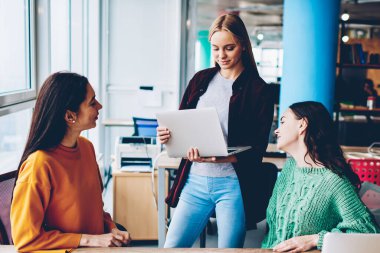 Kendi moda şirket şık Studio geliştirilmesi üzerinde ortak çalışma başarılı üç kadın tasarımcılar. Genç kadın tasarım koleksiyonu oluşturmak için Internet bağlantısı ve modern dizüstü bilgisayarlar kullanarak