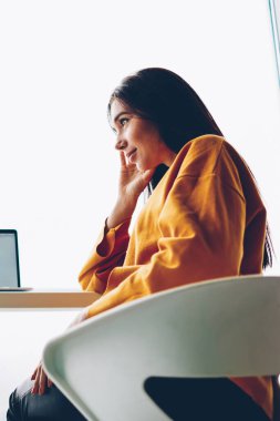 Aşağıda görünümü iki yetenekli öğrencilerin boş ekran alanı için reklam ile modern netbook oturan samimi konuşmayı. Kadın tasarımcılar birbirleri ile yaratıcı fikirler hakkında iletişim