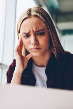 Ofis iç sıkı çalışma sırasında infromation belgelerden öğrenme sarı saçlı genç kadın memnun ve üzücü. Yorgun öğrenci üniversitede vakit. Yorgun hippi kız