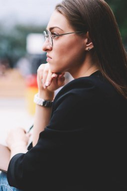 Kafası karışmış hippi kız ders üzerinde kafa yoruyor. Not defteriyle dışarıda oturuyor. Gözlüklü genç ve düşünceli kadın boş zamanlarında üniversite eğitimini düşünüyor.