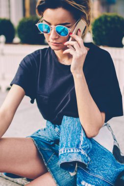 Güzel bayan öğrenci arkadaşlarıyla cep telefonundan konuşuyor. Tatilin tadını çıkarıyor. Çekici, modaya uygun hippi kız müşteri hizmetlerinde danışmanlık yapan yeni modern akıllı telefon şirketini arıyor.