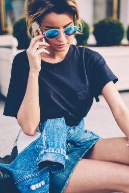 Uluslararası aramalar için akıllı telefon uygulaması kullanan çekici genç kız telefon konuşmaları, telefon konuşmaları, teknoloji ve iletişim kavramı hakkında kötü haberler alan trend kadın.