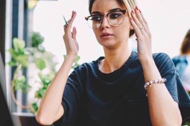 Elektronik cihaz üzerinde çalışırken internetten ilginç filmler izleyen yetenekli bir kız öğrenci. Ciddi bir yazar sokak kafesinde modern dizüstü bilgisayar kullanarak yeni makaleler arıyor.