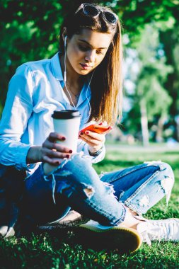 Kopyalama alanı alanı şarkı uygulama mobil, hippi kız dinleme radyo kulaklık s smartphone ayarlarını yapma yayın yolu ile İndiriyor Parkı dinlenme dalgın kız öğrenci