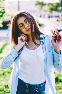 Kulaklık ve mobil Park, pozitif hippi kız zevk ses ve ritim içinde hareket çalma listesi şarkıları ile dinlendirici dinleniyor üzerinden dinleme favori müzik dans Eyewear genç kadın