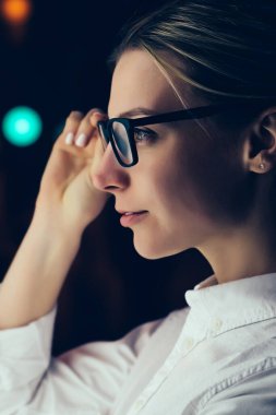 Toplu taşıma metro haritasıyla etkileşimli büfe. Gelişmiş yenilikçi teknolojiyle büyük ekranda duran kadın. Yüzey seçeneğini seçerken parmağa duyarlı ekranla dokunan genç kadın