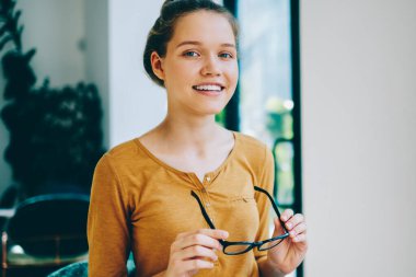 Başarılı yetenekli kadın yazarın portresi. Blog için yeni bir makale oluştururken kameraya bakıyor. Refah içinde hippi kız, iş yerinde arkadaşını beklerken sınav hazırlıklarına başlamaya hazır.