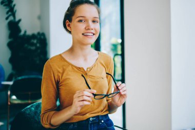 Başarılı yetenekli kadın yazarın portresi. Blog için yeni bir makale oluştururken kameraya bakıyor. Refah içinde hippi kız, iş yerinde arkadaşını beklerken sınav hazırlıklarına başlamaya hazır.