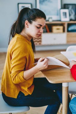 Genç evliliğin kontrol ettiği faturalar ve makbuzlar dairede masada otururken, bira ve bayan meslektaşlar birlikte çalışma sırasında işbirliği yapan belgelerle birlikte zarfı açarlar.