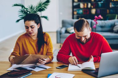 Genç evlilik faturaları ve faturaları kontrol ediyor. Aile bütçesini birlikte hesaplıyor. Kadın zarfı açıyor.