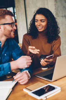 İki skiled öğrenciler dizüstü bilgisayar eğitim sırasında yeni proje tartışıyor. Üniversitesi'nde ortak çalışması sırasında birbirleriyle iletişim kurmak yaratıcı beyaz erkek ve Afrikalı-Amerikalı kadın