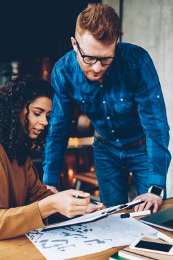 Bina geliştirmek için önemli fikirleri tartışmak iki profesyonel Mimarlar modern stüdyo iç çalışma proje. Erkek ve kadın tasarımcılar ortak görev ofisinde oturup birlikte çalışma