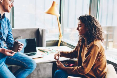 İki neşeli çalışanların rahat şık ofis çalışma zevk birbirleriyle iletişim Resim kırpılmış. Olumlu erkek Tasarımcısı ve kadın mimar boş zamanlarında komik hikayeler hakkında konuşmak