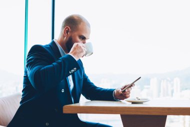 Kendinden emin businessan DasTelefonbuch aygıt üzerinde gelen bildirim kahve molası sırasında okunurken lezzetli içki içme. Erkek girişimci formal giyim üzerinde cep sms gönderme. Metin için tanıtım alanı