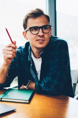 Genç yakışıklı pozitif yetenekli BT geliştirici giyinmiş şık kapalı iş elbiseleri uzaktan sırasında biraz ara verdim. Makale yayın için iyi fikirler düşünmeye yaratıcı erkek blogger gülümseyen