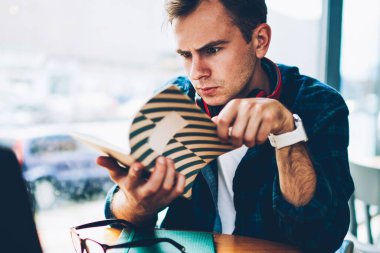 Dikkatli bir şekilde bilgi için kurs proje hazırlama sırasında Defteri'nden okuma genç yakışıklı zeki öğrenci. İyi yetenekli görünüyor bu geliştirici gereksinimleri uygulanması için kontrol