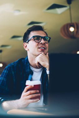 Genç yetenekli freelancer lezzetli içecek sırasında zevk serin gözlük gülümseyen yakışıklı kapalı uzak çalışmalarında kır. Take away kahve kapalı vakit süre tutan mutlu erkek kişi
