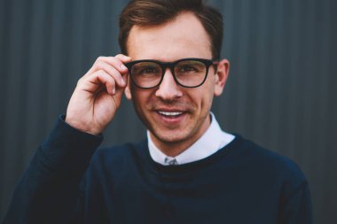 Yarım uzunluk portre rekreasyon yaz kentsel ayarında zevk serin Eyewear genç gülümseyen yakışıklı. Boş vakit Street ise kamera için poz şık başarılı hipster adam